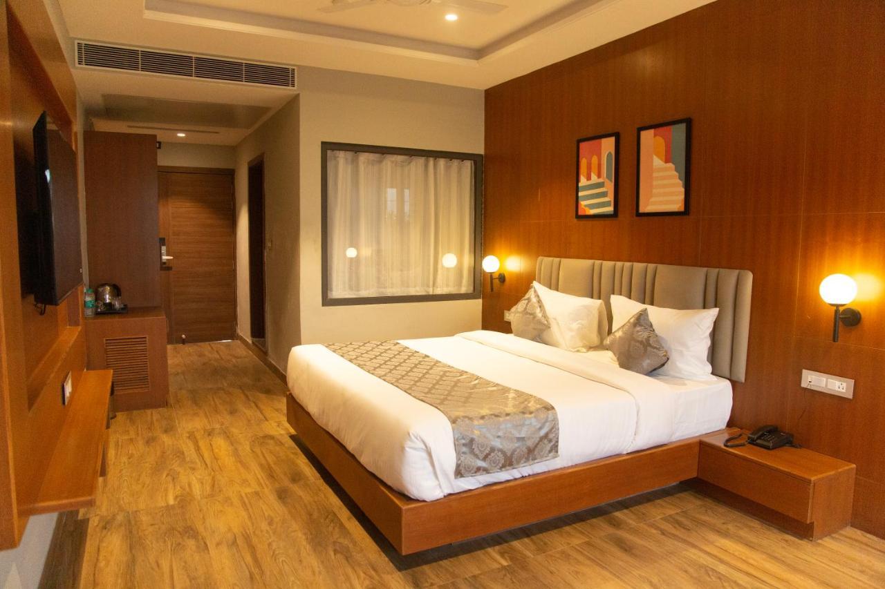 Hotel Westend Udaipur Buitenkant foto