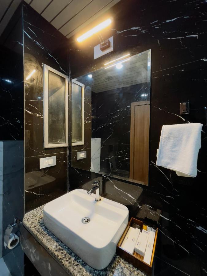 Hotel Westend Udaipur Buitenkant foto