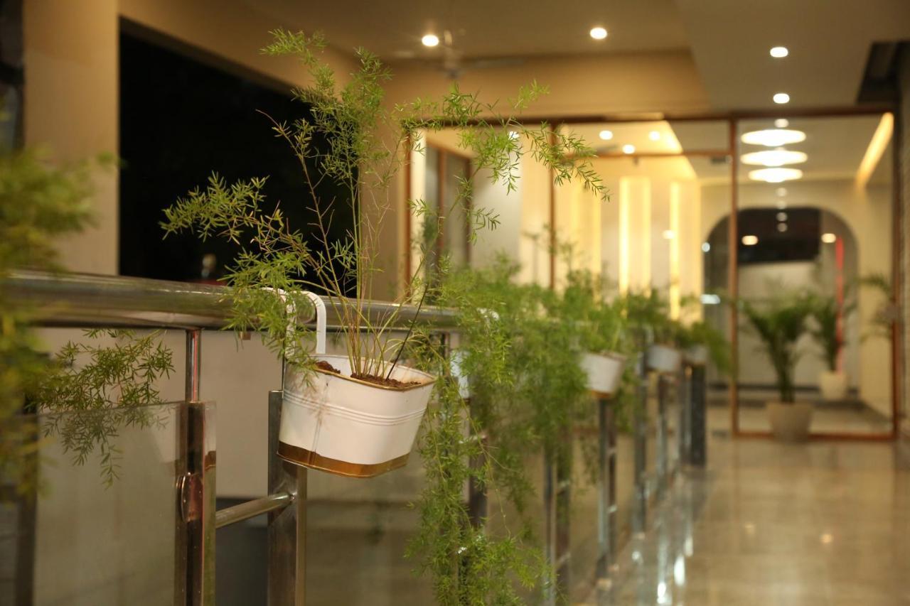 Hotel Westend Udaipur Buitenkant foto