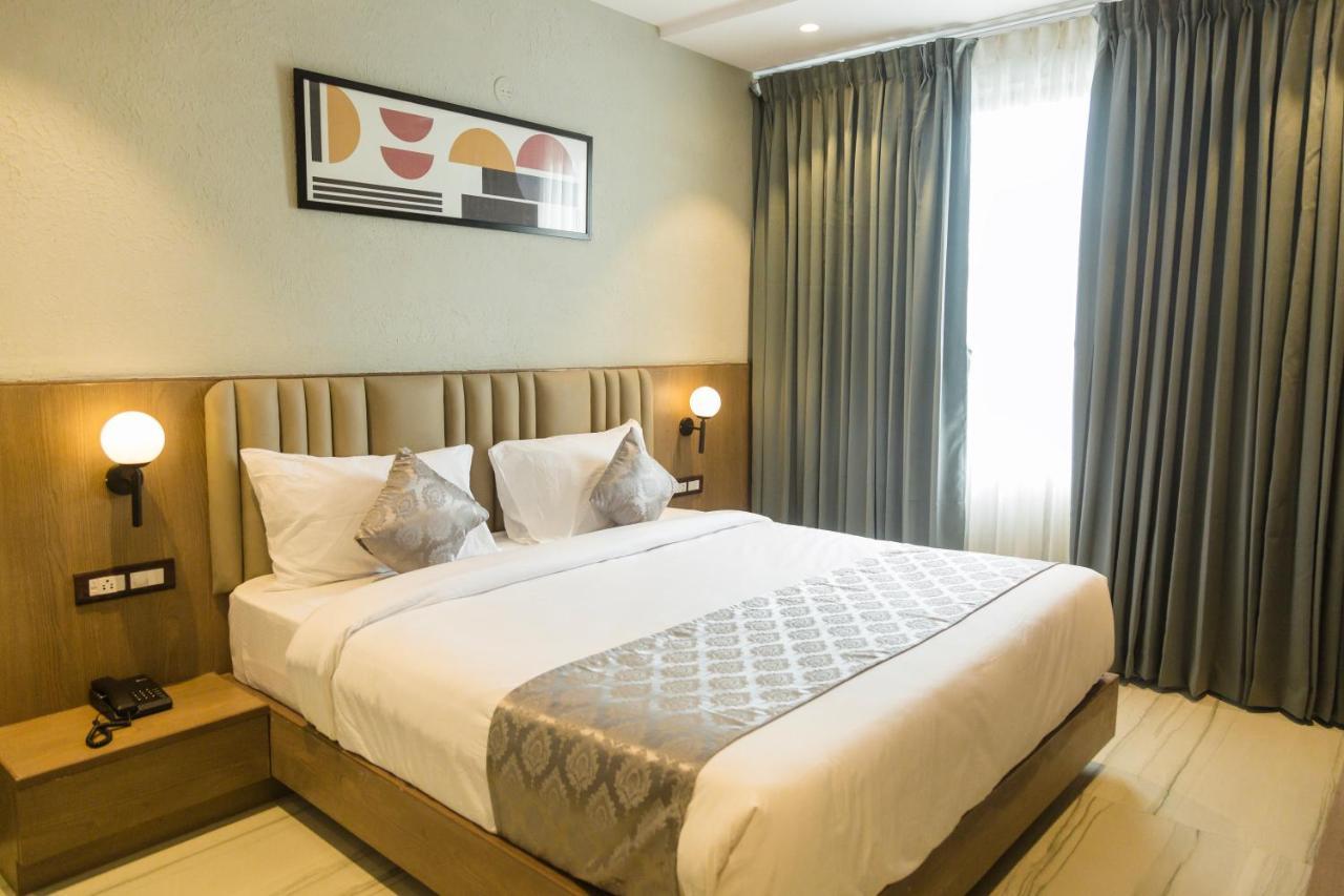 Hotel Westend Udaipur Buitenkant foto